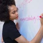 英語力を上げたい学生は塾で英語講師のバイトをするべき
